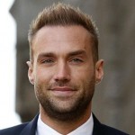 Transplantul de par al celui mai sexy model masculin – Calum Best